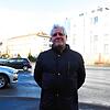 Thomas Warndorf an der Friedenslinde-Kreuzung in Singen, wo er von seiner Wohnung aus regelmäßig unter lauten Posern leidet. Er wünscht ...