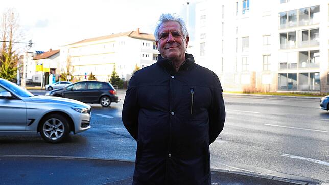 Thomas Warndorf an der Friedenslinde-Kreuzung in Singen, wo er von seiner Wohnung aus regelmäßig unter lauten Posern leidet. Er wünscht ...