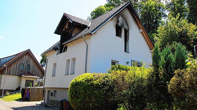 Derzeit nicht mehr bewohnbar ist dieses Haus an der Bräunlinger Lützelbergstraße nach einem Brand am Freitag, 26. Juli.