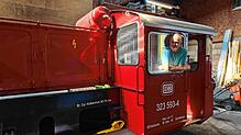 Wenn er im Führerstand der Lokomotive steht, wie hier in der frisch abgenommenen Köf II, ist die Welt für Valentin Stöckle in Ordnung. ...