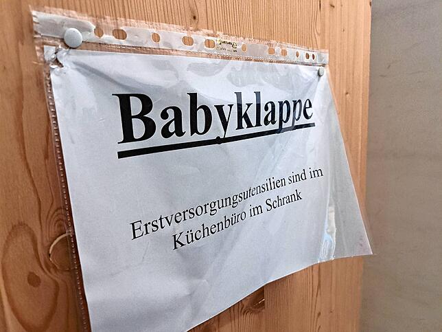 Die Babyklappe am St. Franziskusheim befindet sich in diesem Schrank mit dieser Beschriftung.