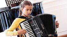 Akkordeonspielerin Frida Kuhlmann beim Regionalwettbewerb 2025 von „Jugend musiziert“ in St. Blasien. Sie hat sich für den ...