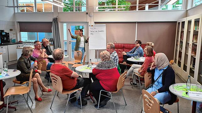 In der VHS-Cafeteria in Rheinfelden kommen die Teilnehmer mit den Stadträten und Stadträtinnen ins Gespräch. Fotos: Stefan Ammann