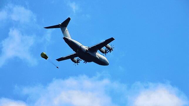 Im Rahmen von Übungen starten und landen immer wieder Militärmaschinen am Bodensee-Airport in Friedrichshafen. Das Bild zeigt eine Übung ...