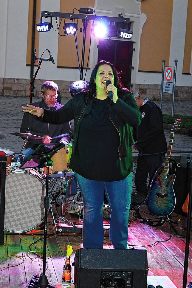 Bild 3: Raising Crown lässt Rocklegenden auferstehen