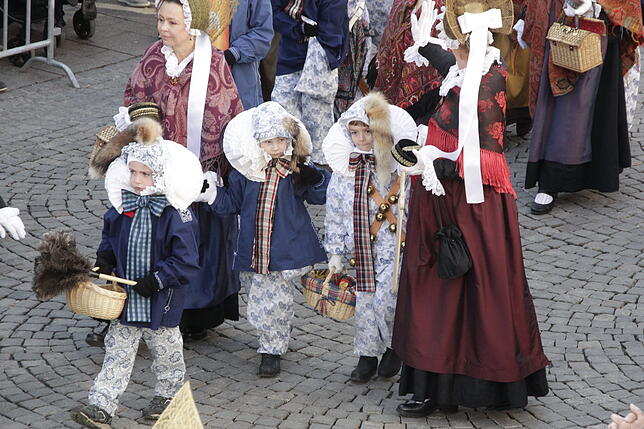 Bild 11: Bilder vom großen Kinderumzug von oben – Teil 1
