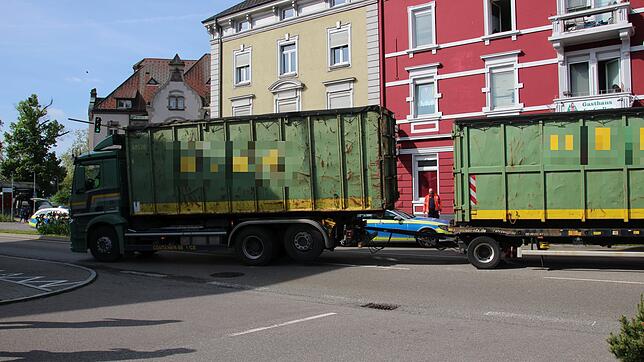 Bei einem Unfall auf der B 34 in Waldshut wurde ein Fußgänger getötet.