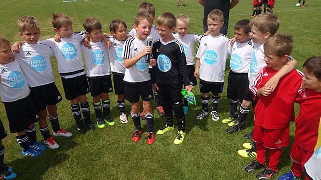 Auch die Bambinis des Sportvereins Herdwangen absolvierten anlässlich der Einweihung der Prinoth-Arena und des neuen Vereinsheims ein ...