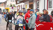 Glücklich im Ziel: Stadträtin Anja Siedle, Siegerin in ihrer Altersklasse, nach ihrer Ziel-Ankunft im Gespräch mit Bürgermeister Josef ...