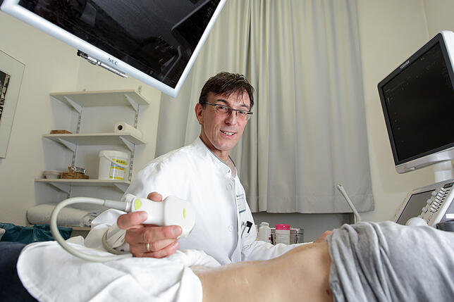 Wolfram Lucke mit einer Patientin beim Ultraschall. Nicht nur als Dirigent muss er nonverbal kommunizieren, auch im Gespräch mit ...