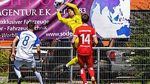 Torhüter Gianluca Tolino hält für den 1. FC Rielasingen-Arlen beim torlosen Unentschieden gegen Mutschelbach Ball und Punkt fest.