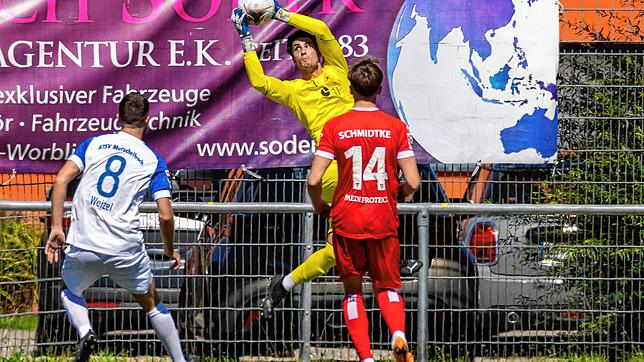 Torhüter Gianluca Tolino hält für den 1. FC Rielasingen-Arlen beim torlosen Unentschieden gegen Mutschelbach Ball und Punkt fest.
