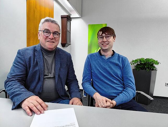 Ralf Baumert, Bürgermeister von Rielasingen-Worblingen und Vorsitzender des Müllabfuhrzweckverbands Hegau (links), und Martin Zinsmaier ...