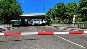 Die Brücke an der Wilhelm-Binder-Straße ist derzeit wegen eines verdächtigen Gegenstands gesperrt.