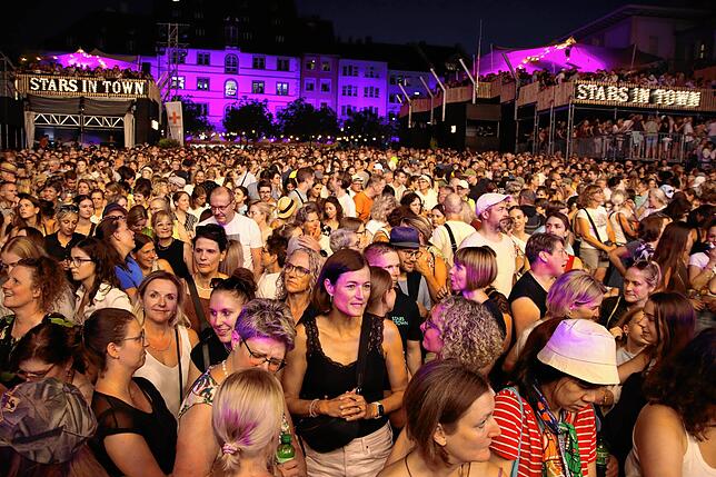 Am Finaltag des Festivals Stars in Town auf dem Herrenacker inmitten der Altstadt von Schaffhausen befubelten über 6000 Fans die ...