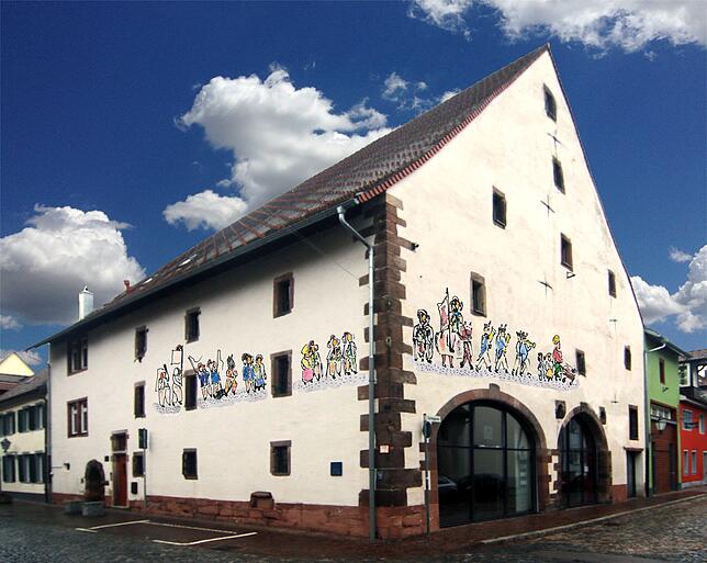 So wie auf dieser Montage soll die Fassade der Zehntscheuer nach der Sanierung aussehen. Ein Villinger Fasnachtsumzug ziert die Fassade. ...