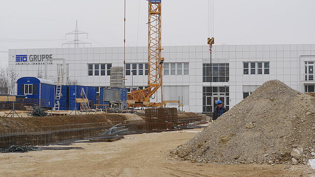 Die Arbeiten am neuen Technologiezentrum der Eto-Gruppe im Industriegebiet Hardt schreiten voran. Derzeit wird das Fundament gegossen. ...