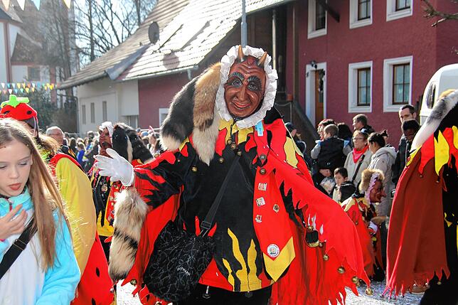 Tausende Narren und Fasnachtsfreunde feierten ausgelassen beim Narrentreffen in Schwerzen. Höhepunkt war der große Fasnachtsumzug am ...