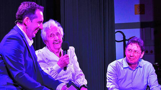 Gala zum 100. Geburtstag: Beim Festakt des SV Jestetten avancierte die ehemalige Clubheimwirtin Therese Schindler mit ihren Erinnerungen ...