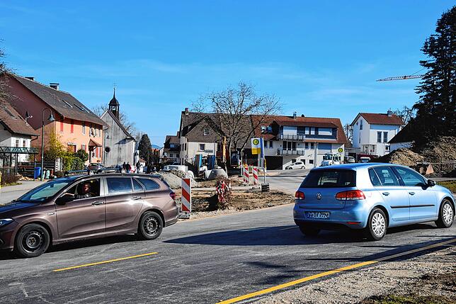 Bild 5: Reinfahren, suchen, scheitern, rausfahren: Massenweise Autos auf der Umleitung in Bodman und eine halbe Völkerwanderung vom Weilerkapellen-Parkplatz zum See