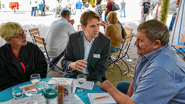 MdB Andreas Jung (CDU) im Gespräch mit Radolfzeller Bürgern während des Speeddatings im September 2018. Das direkte Gespräch mit ...