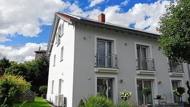 So sieht das komplett sanierte Gebäude im Tummelhaus heute aus. Auf dem Dach die Solarthermie-Kollektoren und die Fotovoltaikanlage.