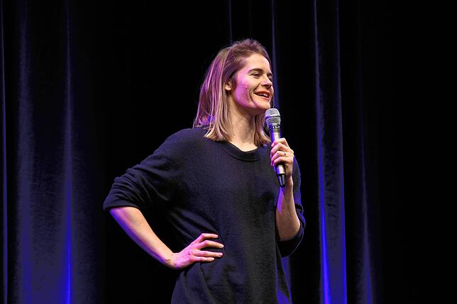Hazel Brugger: Die 28-jährige schweizerisch-deutsche Stand-up-Comedian, Kabarettistin und Moderatorin wuchs im grenznahen Schweizer ...