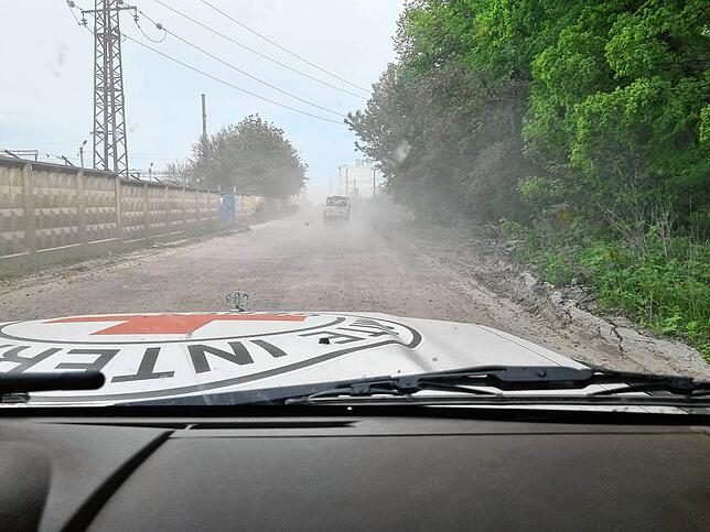 Eine erste Impression von der Fahrt nach Odessa. Weil Brücken zerstört waren, führte die Fahrt über nichtasphaltierte Nebenstraßen.