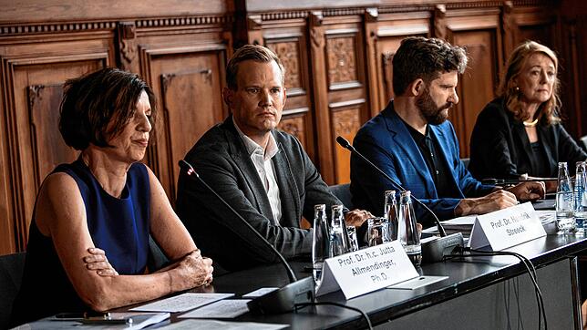 Jutta Allmendinger (l-r), Soziologin, Hendrik Streeck, Virologe, Harald Wilkoszewski, Abteilungsleiter Kommunikation und Pressesprecher ...