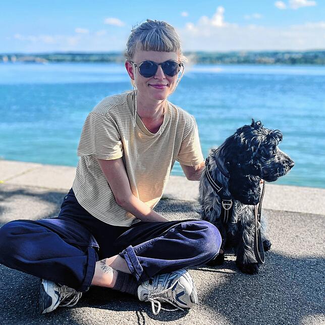 Viviane Heidemann und Cocker Spaniel-Hündin Selma an der Konstanzer Seestraße.