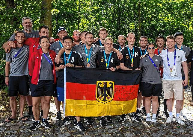 Die deutsche Handballmannschaft, die an den Special Olympics teilnahm. Mit dabei: Johannes Hämmerle (Trikotnummer 4).