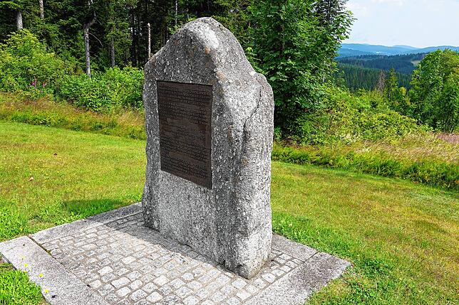 Ein Gedenkstein an das Schicksal der Banater Schwaben auf dem Ödland.