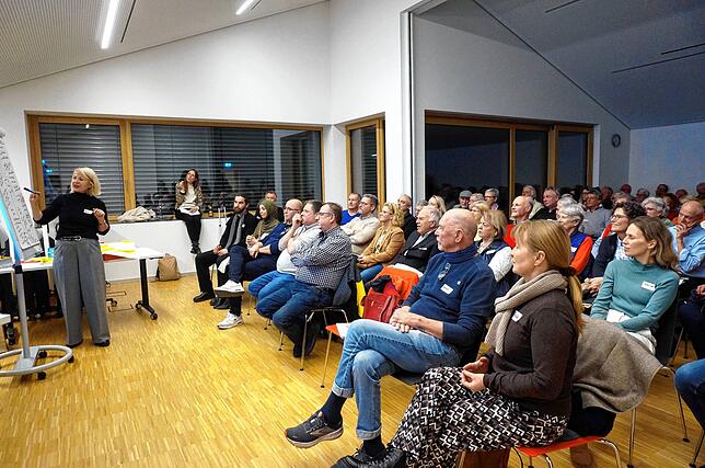 Citymanagerin Monika Studinger stellt bei der Zukunftswerkstatt in der Sparkasse Tiengen in der abschließenden großen Runde gesammelte ...