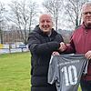 Gemeinsam in die Zukunft: Ferhat Orak (links) vom FC Geißlingen und Alexander Tröndle vom FC Grießen besiegeln die Spielgemeinschaft der ...