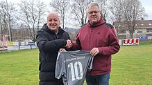 Gemeinsam in die Zukunft: Ferhat Orak (links) vom FC Geißlingen und Alexander Tröndle vom FC Grießen besiegeln die Spielgemeinschaft der ...