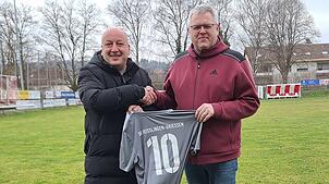 Gemeinsam in die Zukunft: Ferhat Orak (links) vom FC Geißlingen und Alexander Tröndle vom FC Grießen besiegeln die Spielgemeinschaft der ...