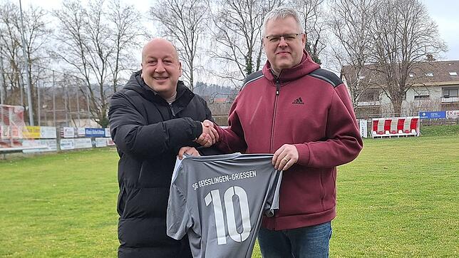 Gemeinsam in die Zukunft: Ferhat Orak (links) vom FC Geißlingen und Alexander Tröndle vom FC Grießen besiegeln die Spielgemeinschaft der ...
