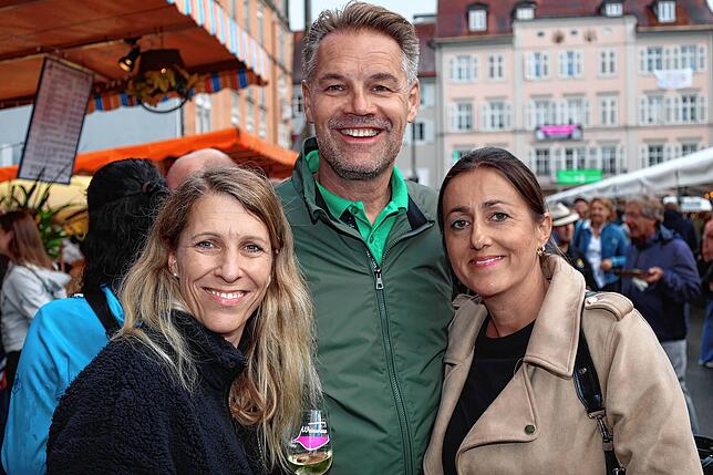Bild 2: Beim Konstanzer Weinfest 2025 steigt schon am Eröffnungsabend die Stimmung - Die schönsten Bilder