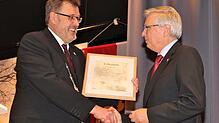Jürgen Tetzner (rechts) erhielt aus der Hand von Bürgermeister Thomas Kugler die goldende Verdienstmedaille der Stadt samt Urkunde.