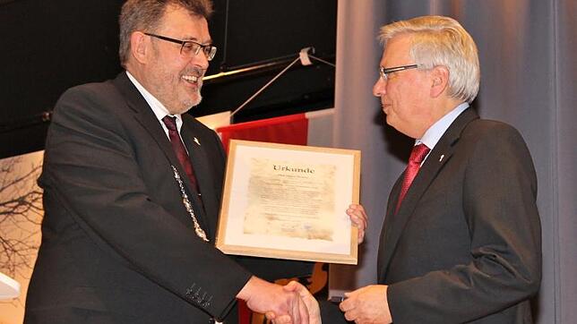 Jürgen Tetzner (rechts) erhielt aus der Hand von Bürgermeister Thomas Kugler die goldende Verdienstmedaille der Stadt samt Urkunde.
