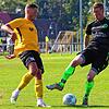 Der Spieler im gelben Trikot ist in der Bezirksliga-Topelf. Erkennen Sie ihn? Und welche beiden weiteren Stürmer komplettieren den Angriff?