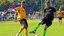 Der Spieler im gelben Trikot ist in der Bezirksliga-Topelf. Erkennen Sie ihn? Und welche beiden weiteren Stürmer komplettieren den Angriff?