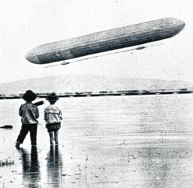 In der Bodenseebucht bei Manzell, nähe Friedrichshafen, findet 1900 der erste erfolgreiche Testflug eines Luftschiffes von Ferdinand ...