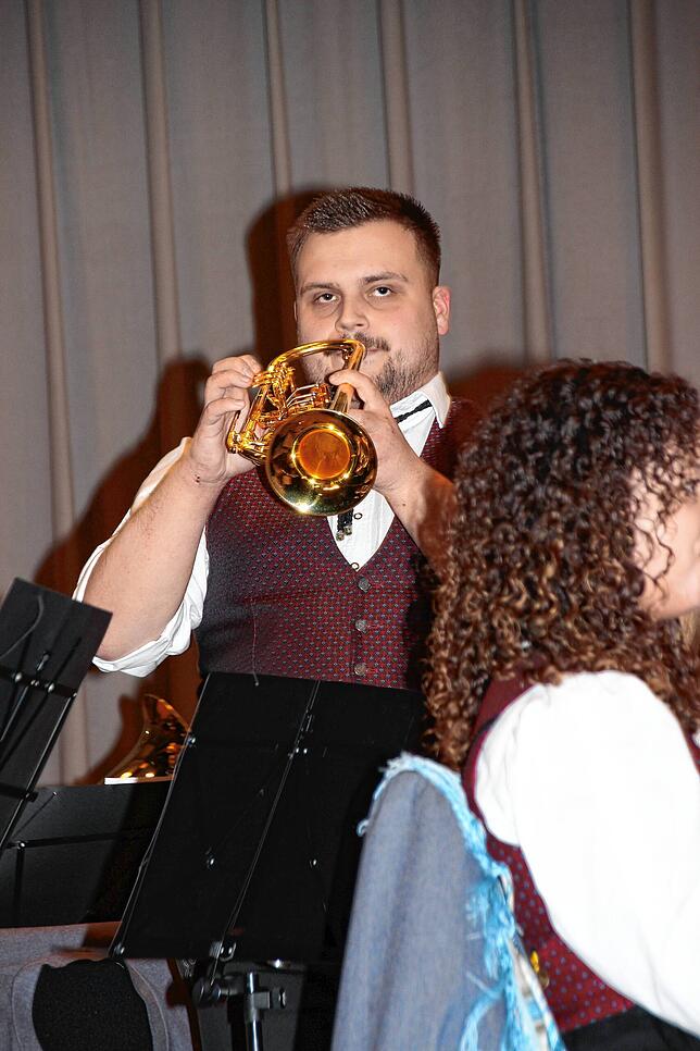 Ein gefühlvolles Solo präsentierten Jonas Lilienthal (hier im Bild) und Aline Mors bei „I see you“ aus dem Film Avatar.