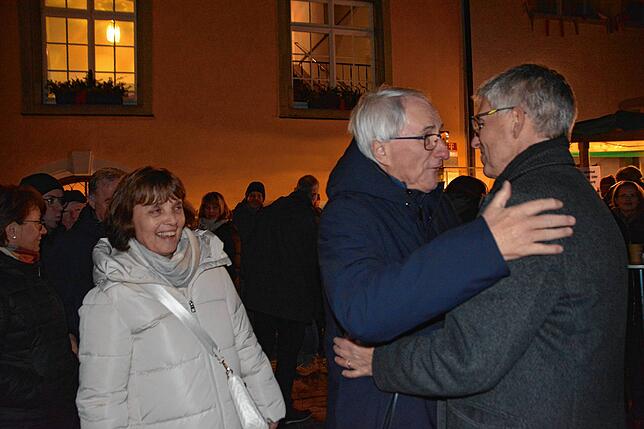 Uhldingens Alt-Bürgermeister Edgar Lamm und seine Ehefrau Christina gratuliert Bürgermeister Robert Scherer zur Wiederwahl.