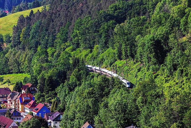 Auch auf der Schwarzwaldbahn (hier in Nähe der Stadt Hornberg) gibt es inzwischen eine Verbindung mit dem Schnellzug. Die ICE-Verbindung ...