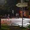 Polizisten arbeiten auf der Straße. Nach Messerangriffen auf mehrere Menschen ist an der Theresienwiese in München eine Frau von der ...