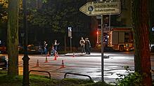 Polizisten arbeiten auf der Straße. Nach Messerangriffen auf mehrere Menschen ist an der Theresienwiese in München eine Frau von der ...