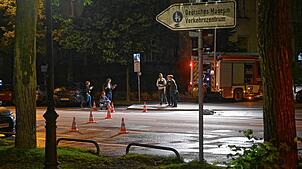 Polizisten arbeiten auf der Straße. Nach Messerangriffen auf mehrere Menschen ist an der Theresienwiese in München eine Frau von der ...