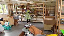 Bibliotheksleiterin Annette Stöcklin im Container, in dem nun die Bücherei untergebracht ist und in der mittwochs nach wie vor die ...